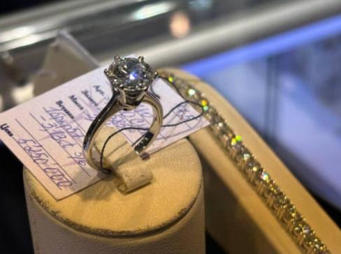 Фото Кольцо за 5 млн и серьги за 1600 рублей. В Новосибирске открылась выставка «Ювелирная Сибирь» — смотрим яркие кадры 3 - Сиб.ФМ Фото Кольцо за 5 млн и серьги за 1600 рублей. В Новосибирске открылась выставка «Ювелирная Сибирь» — смотрим яркие кадры 3